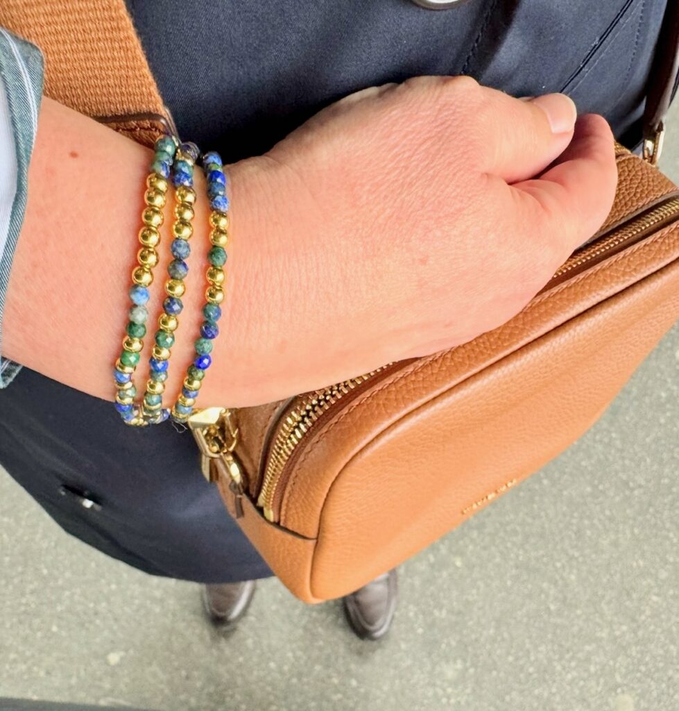 Outfitinspirationen 13. Wo 2026-lifewithaglow-Skinny schwarz-grün weiß gestreifte Bluse-dunkelgrüner Pulli-Loafer Outfitinspirationen 13. Wo 2026-lifewithaglow-Skinny schwarz-grün weiß gestreifte Bluse-dunkelgrüner Pulli-Loafer