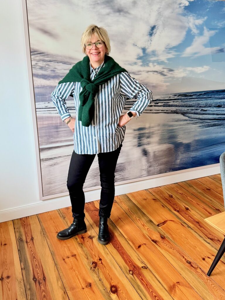 Outfitinspirationen 13. Wo 2026-lifewithaglow-Skinny schwarz-grün weiß gestreifte Bluse-dunkelgrüner Pulli-Loafer Outfitinspirationen 13. Wo 2026-lifewithaglow-Skinny schwarz-grün weiß gestreifte Bluse-dunkelgrüner Pulli-Loafer