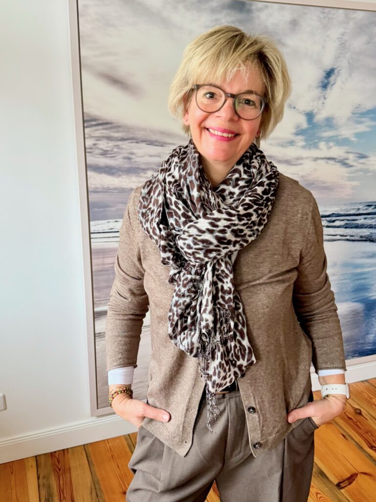 Outfitinspirationen 13. Wo 2026-lifewithaglow-Wollhose weit in Taube-weißes Longsleeve-Cardigan in Taupe- Loafer Outfitinspirationen 13. Wo 2026-lifewithaglow-Wollhose weit in Taube-weißes Longsleeve-Cardigan in Taupe- Loafer