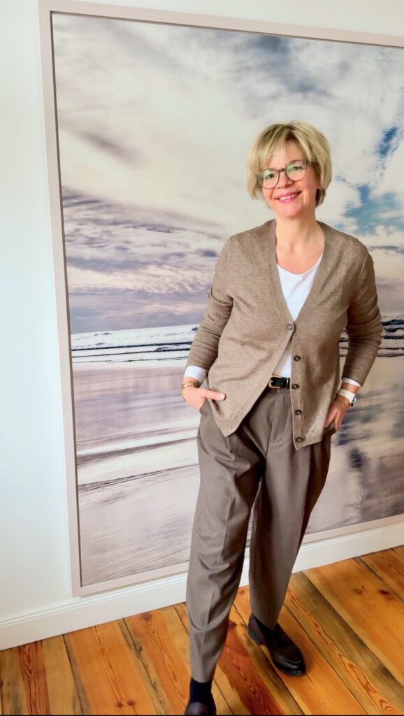 Outfitinspirationen 13. Wo 2026-lifewithaglow-Wollhose weit in Taube-weißes Longsleeve-Cardigan in Taupe- Loafer Outfitinspirationen 13. Wo 2026-lifewithaglow-Wollhose weit in Taube-weißes Longsleeve-Cardigan in Taupe- Loafer