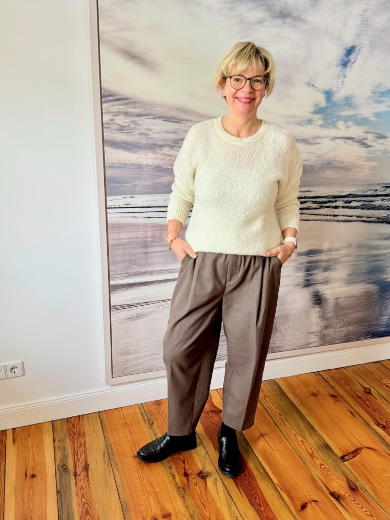Outfitinspirationen 13. Wo 2026-lifewithaglow-Wollhose weit in Taupe-Bouclépulli in ecru-Loafer schwarz Outfitinspirationen 13. Wo 2026-lifewithaglow-Wollhose weit in Taupe-Bouclépulli in ecru-Loafer schwarz