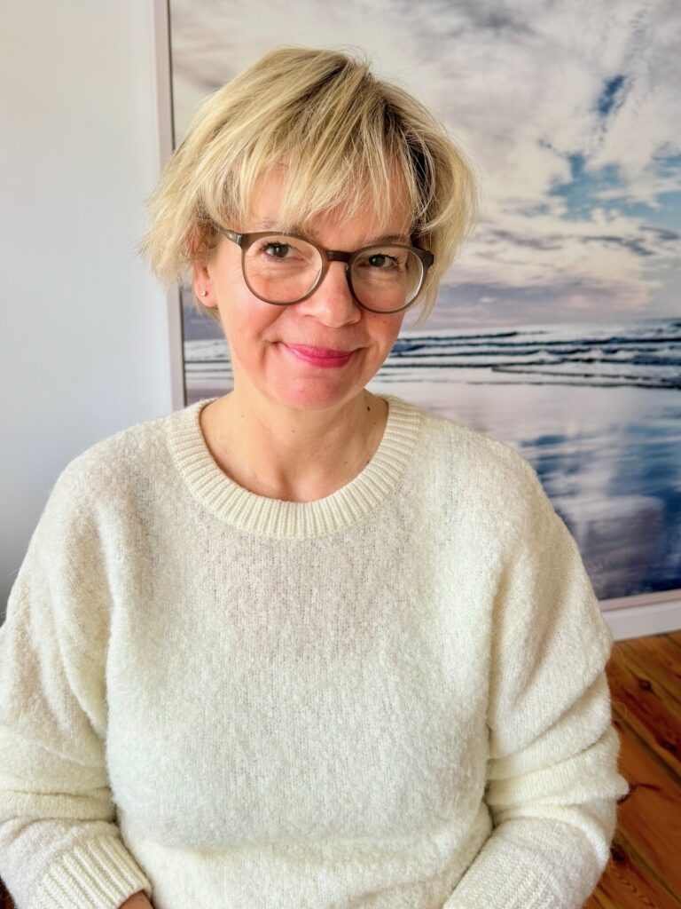 Outfitinspirationen 13. Wo 2026-lifewithaglow-Wollhose weit in Taupe-Bouclépulli in ecru-Loafer schwarz Outfitinspirationen 13. Wo 2026-lifewithaglow-Wollhose weit in Taupe-Bouclépulli in ecru-Loafer schwarz