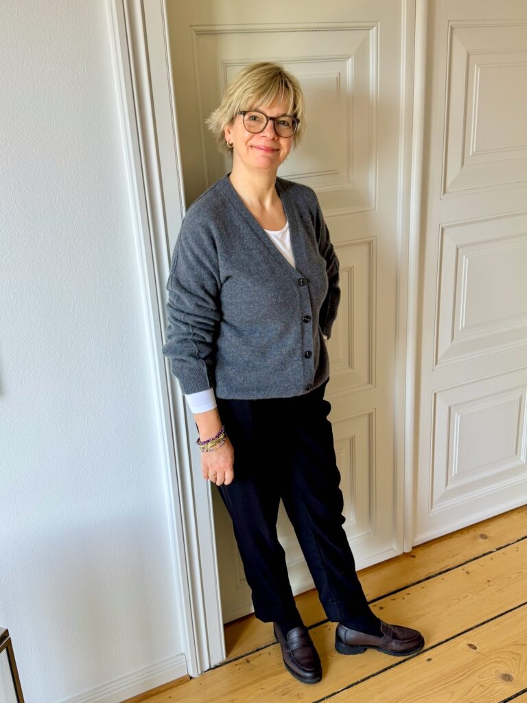 Outfitinspirationen 10. Wo 26-lifewithaglow-JSchwarze Zigarettenhose-weißes Longsleeve-Cardigan grau aus Cashmere-Armbänder Pera 