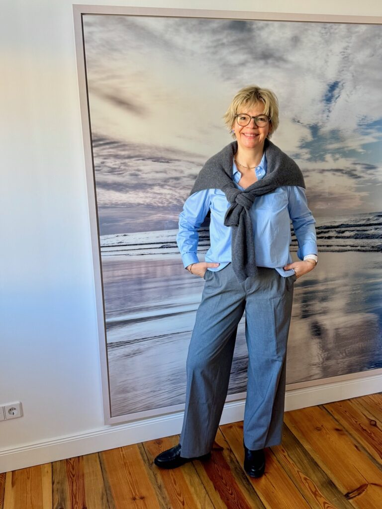 Outfitinspirationen 10. Wo 26-lifewithaglow-graue weite Hose- hellblaue Bluse-Cardigan grau aus Cashmere-Armbänder Pera Schmuckmanufaktur-Ohrringe da Sempre