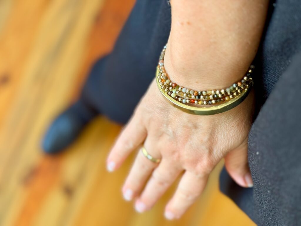 Outfitinspirationen 10. Wo 26-lifewithaglow-schwarze Skinny Jeans-schwarzer Pullover in A-Linie mit 3/4 Ärmeln-Armbänder Pera Schmuckmanufaktur-