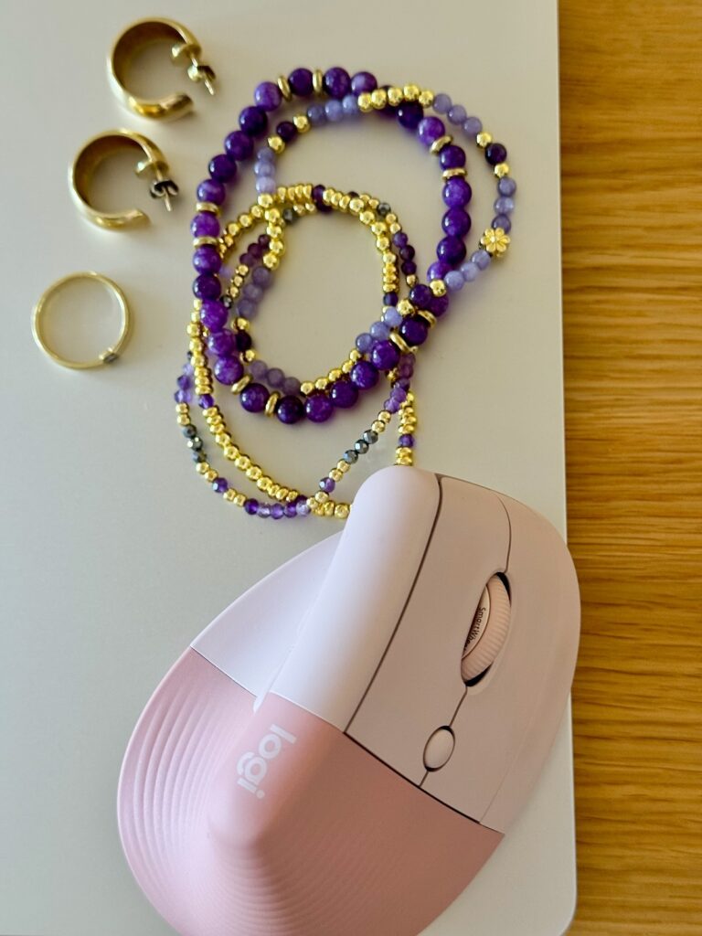 Outfitinspirationen 10. Wo 26-lifewithaglow-graue weite Hose-weißes Longsleeve- Cardgan Cashmere grau-Armbänder Pera Schmuckmanufaktur-