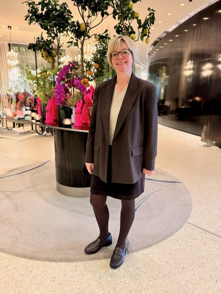 Outfitinspirationen 12/26-Farbe-lifewithaglow-brauner Feincordrock-beiger leichter Pullover-brauner Blazer-braune Loafer Outfitinspirationen 12/26-Farbe-lifewithaglow-brauner Feincordrock-beiger leichter Pullover-brauner Blazer-braune Loafer