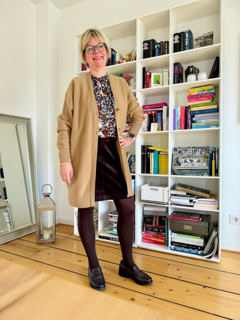 Outfitinspirationen 12/26-Farbe-lifewithaglow-brauner Feincordrock-Bluse mit Blumen braun- camelfarbener Longcardigan aus Kochwolle-braune Loafer Outfitinspirationen 12/26-Farbe-lifewithaglow-brauner Feincordrock-Bluse mit Blumen braun- camelfarbener Longcardigan aus Kochwolle-braune Loafer