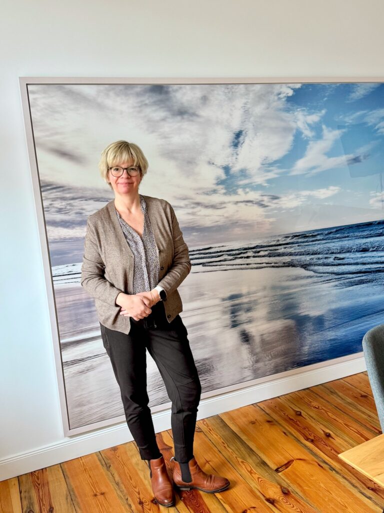 Outfitinspirationen 12/26-Farbe-lifewithaglow-brauner Joggpant-Bluse Leo light Muster-Cardigan in Taupe_Stiefelette in cognac Outfitinspirationen 12/26-Farbe-lifewithaglow-brauner Joggpant-Bluse Leo light Muster-Cardigan in Taupe_Stiefelette in cognac