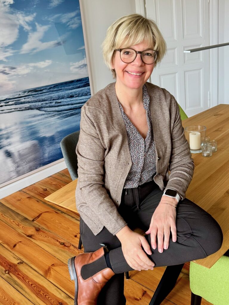 Outfitinspirationen 12/26-Farbe-lifewithaglow-brauner Joggpant-Bluse Leo light Muster-Cardigan in Taupe_Stiefelette in cognac Outfitinspirationen 12/26-Farbe-lifewithaglow-brauner Joggpant-Bluse Leo light Muster-Cardigan in Taupe_Stiefelette in cognac