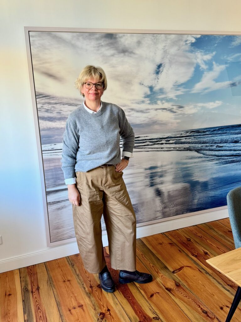 Outfitinspirationen 12/26-Farbe-lifewithaglow-Barrel Hose in Camel-grauer Pullover Cashmere-Bluse weiß-Loafer braun Outfitinspirationen 12/26-Farbe-lifewithaglow-Barrel Hose in Camel-grauer Pullover Cashmere-Bluse weiß-Loafer braun