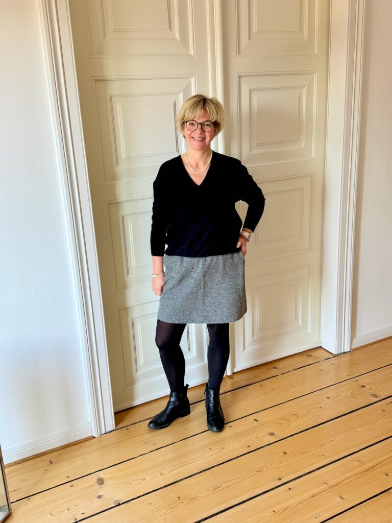 Outfitinspirationen 12/26-Farbe-lifewithaglow-Rock in Pfeffer und Salz Optik-schwarzer Pullover mit V-Ausschnitt-Stiefelette Outfitinspirationen 12/26-Farbe-lifewithaglow-Rock in Pfeffer und Salz Optik-schwarzer Pullover mit V-Ausschnitt-Stiefelette