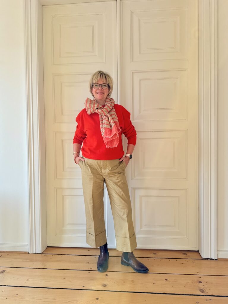 Outfitinspirationen 12/26-Farbe-lifewithaglow-beige Hose mit Umschlag-orangefarbener Pulli- Stiefeletten braun Outfitinspirationen 12/26-Farbe-lifewithaglow-beige Hose mit Umschlag-orangefarbener Pulli- Stiefeletten braun