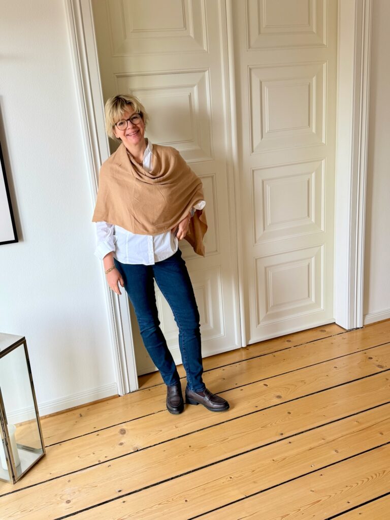 Outfitinspirationen 12/26-Farbe-lifewithaglow-Slimjeans dunkelblau-weiße Bluse-Poncho Camel-Loafer braun Outfitinspirationen 12/26-Farbe-lifewithaglow-Slimjeans dunkelblau-weiße Bluse-Poncho Camel-Loafer braun