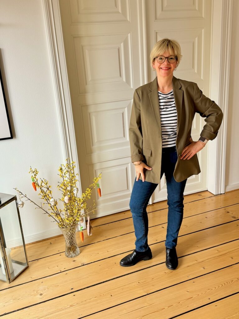 Das Streifenshirt und die Jeans als Basics- drei Looks für den Übergang-mit Blazer in oliv-lifewithaglow