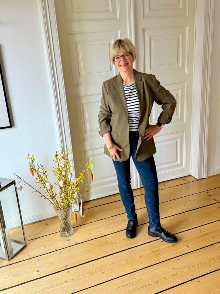 Das Streifenshirt und die Jeans als Basics- drei Looks für den Übergang-mit Blazer in oliv-lifewithaglow