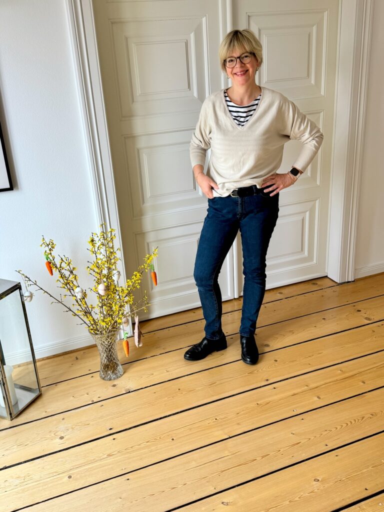Das Streifenshirt und die Jeans als Basics- drei Looks für den Übergang-mit Pullover in ecru-lifewithaglow