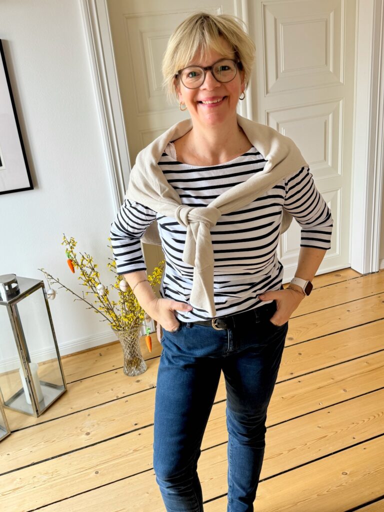 Das Streifenshirt und die Jeans als Basics- drei Looks für den Übergang-mit Pullover in ecru-lifewithaglow