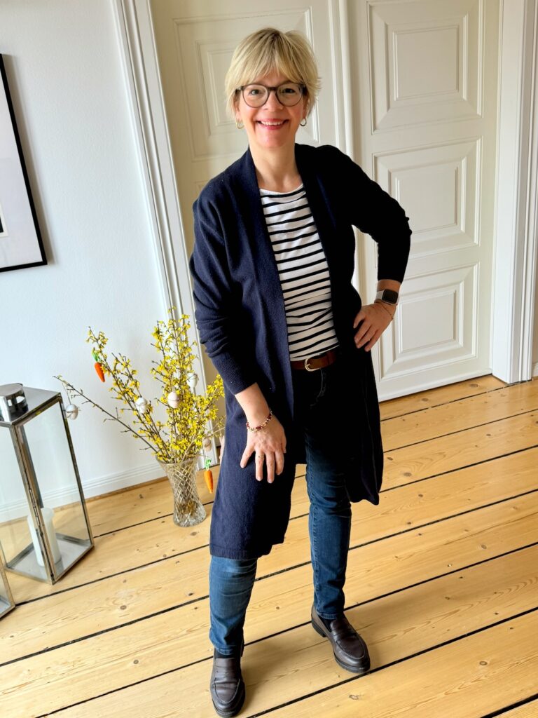 Das Streifenshirt und die Jeans als Basics- drei Looks für den Übergang-mit dunkelblauem Cardigan-lifewithaglow
