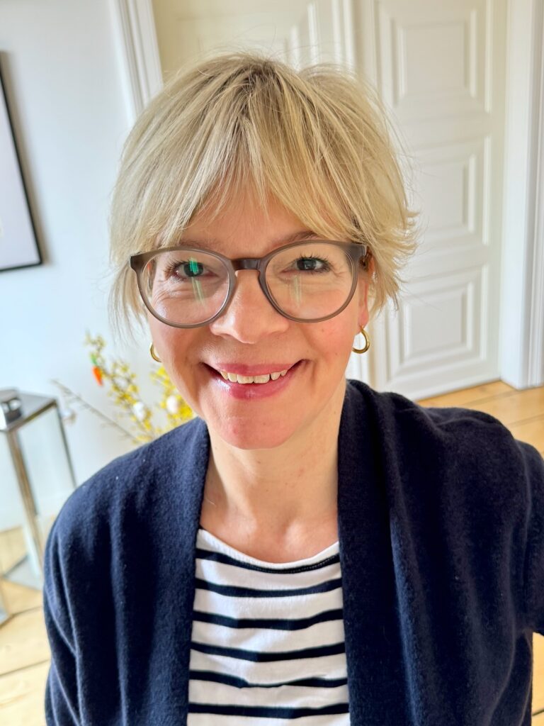 Das Streifenshirt und die Jeans als Basics- drei Looks für den Übergang-mit dunkelblauem Cardigan-lifewithaglow