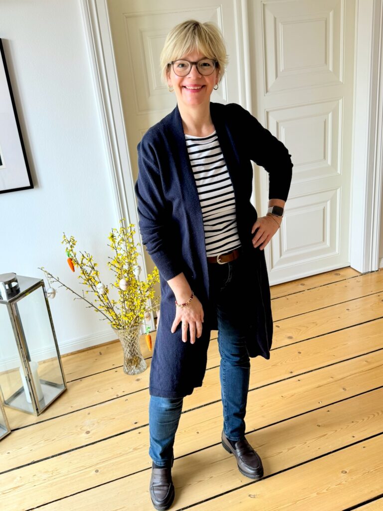 Outfitinspirationen 14/26-Übergang-lifewithaglow-skinny Jeans dunkelblau-Streifenshirt-Longcardigan dunkelblau-Loafer schwarz-Armbänder Pera Schmuckmanufaktur Outfitinspirationen 14/26-Übergang-lifewithaglow-skinny Jeans dunkelblau-Streifenshirt-Longcardigan dunkelblau-Loafer schwarz-Armbänder Pera Schmuckmanufaktur