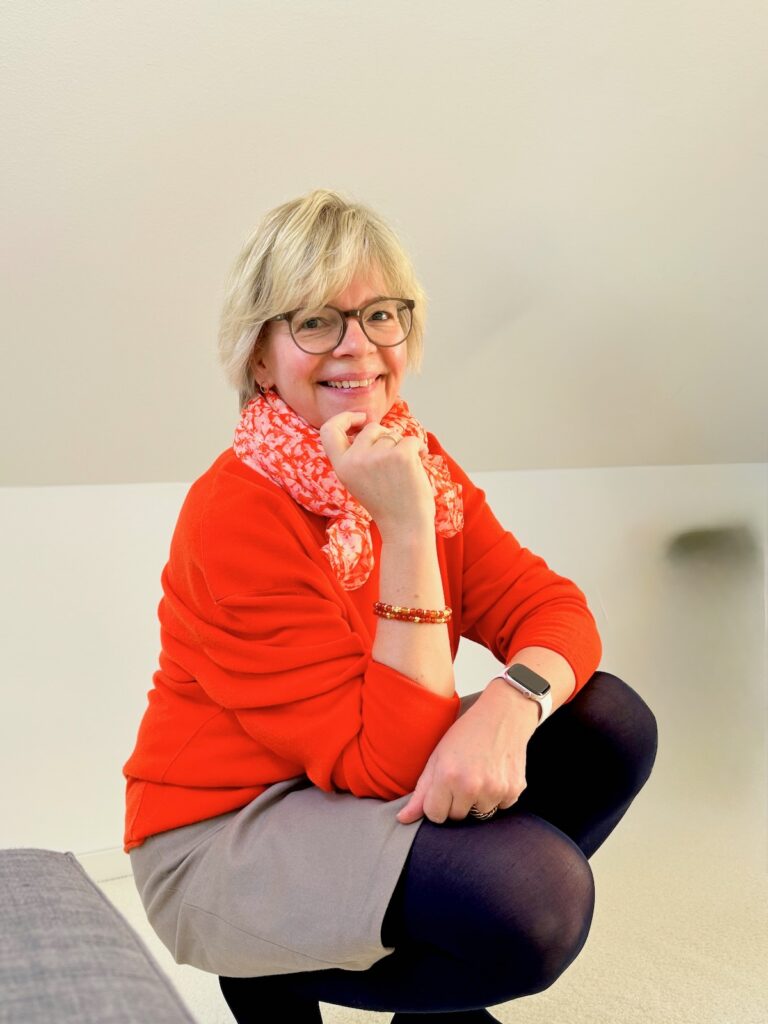 Outfitinspirationen 14/26-Übergang-lifewithaglow-Rock Taupe-Pulli orange- Tuch orange gemustert Outfitinspirationen 14/26-Übergang-lifewithaglow-Rock Taupe-Pulli orange- Tuch orange gemustert