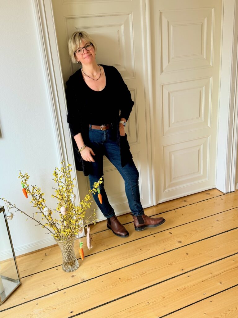 Übergang-lifewithaglow-schwarze Jeggings-schwarzes T-Shirt-Longcardigan Bouclé schwarz-stiefeletten cognac-Kurzztrench beige Übergang-lifewithaglow-schwarze Jeggings-schwarzes T-Shirt-Longcardigan Bouclé schwarz-stiefeletten cognac-Kurzztrench beige