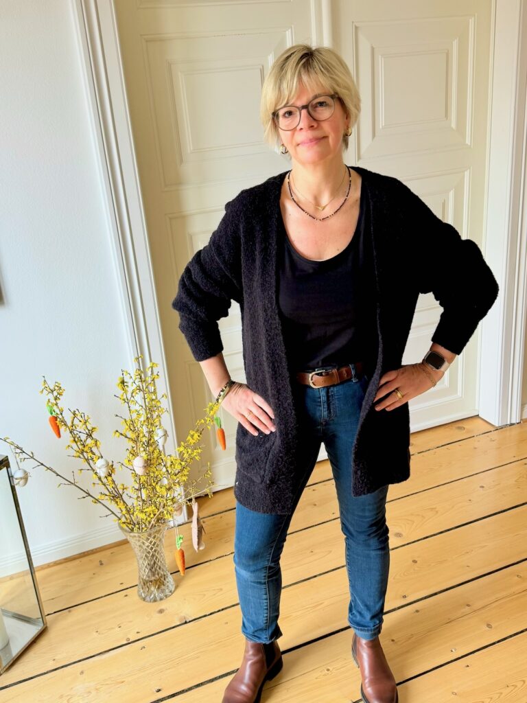 Übergang-lifewithaglow-schwarze Jeggings-schwarzes T-Shirt-Longcardigan Bouclé schwarz-stiefeletten cognac-Kurzztrench beige Outfitinspirationen 14/26-Übergang-lifewithaglow-schwarze Jeggings-schwarzes T-Shirt-Longcardigan Bouclé schwarz-stiefeletten cognac-Kurzztrench beige