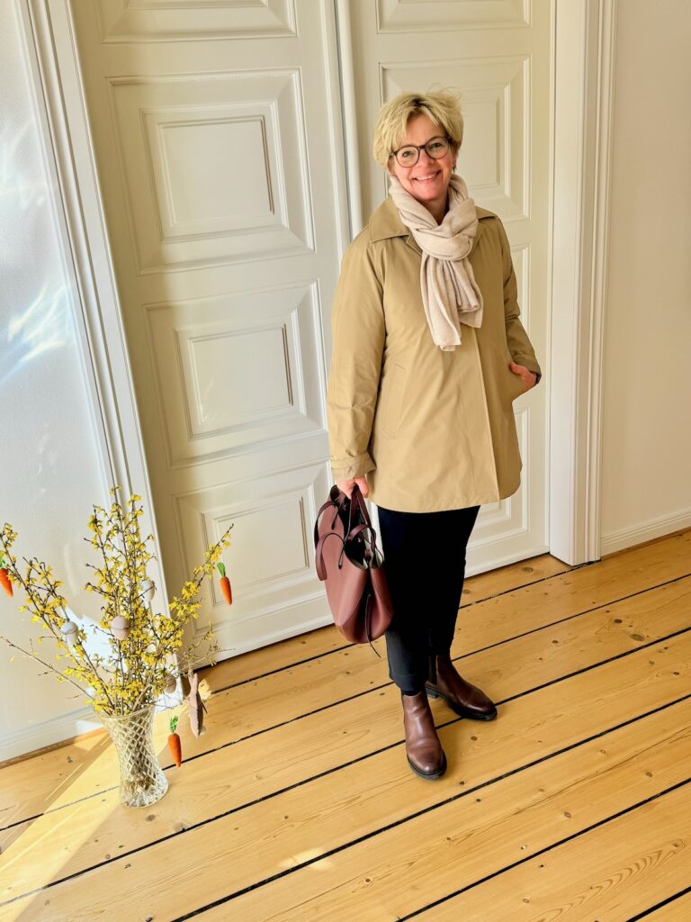 Übergang-lifewithaglow-schwarze Jeggings-schwarzes T-Shirt-Longcardigan Bouclé schwarz-stiefeletten cognac-Kurzztrench beige Übergang-lifewithaglow-schwarze Jeggings-schwarzes T-Shirt-Longcardigan Bouclé schwarz-stiefeletten cognac-Kurzztrench beige