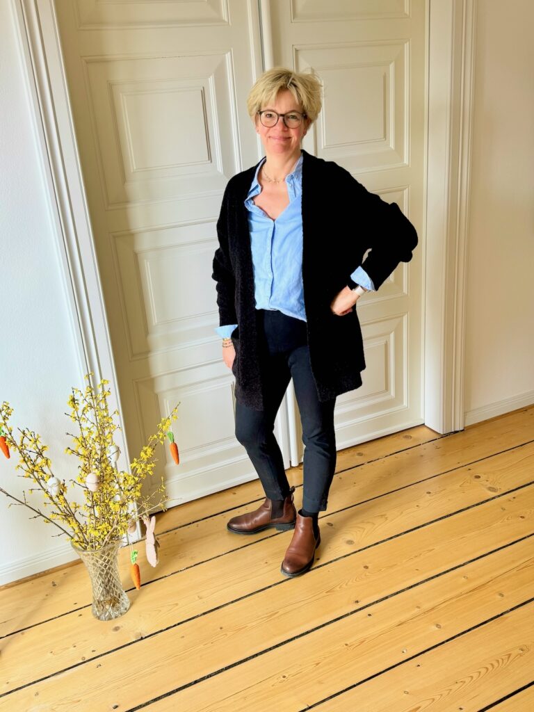 Outfitinspirationen-Übergang-lifewithaglow-schwarze Jeggings-hellblaue Bluse-Longcardigan Bouclé schwarz-Stiefeletten cognac- Outfitinspirationen-Übergang-lifewithaglow-schwarze Jeggings-hellblaue Bluse-Longcardigan Bouclé schwarz-Stiefeletten cognac-