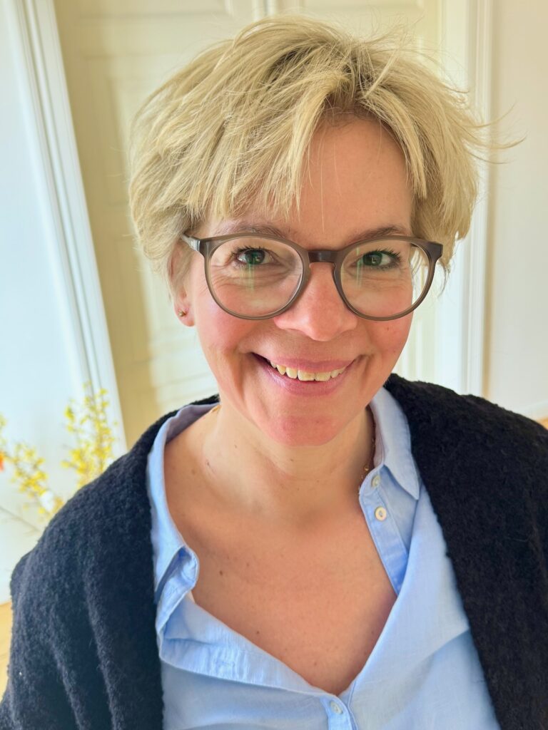 Übergang-lifewithaglow-schwarze Jeggings-hellblaue Bluse-Longcardigan Bouclé schwarz-Stiefeletten cognac- Übergang-lifewithaglow-schwarze Jeggings-hellblaue Bluse-Longcardigan Bouclé schwarz-Stiefeletten cognac-