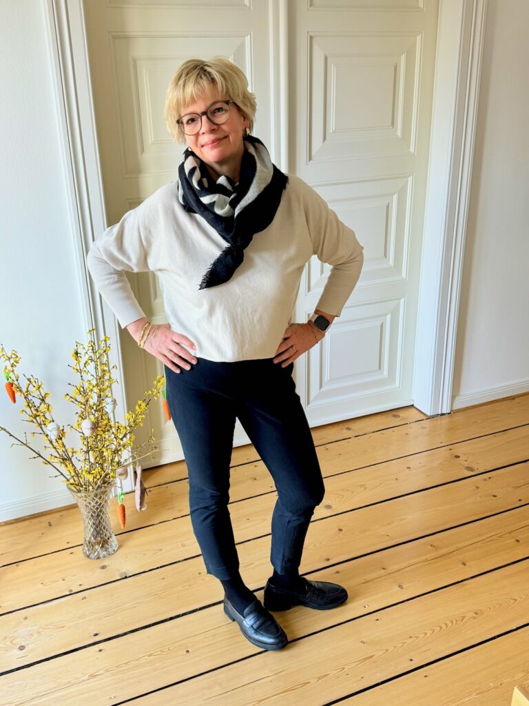 Outfitinspirationen-Übergang-lifewithaglow-schwarze Jeggings-Pulli in ecru-Schal schwarz ecru-Armbänder Pera Schmuckmanufaktur Outfitinspirationen-Übergang-lifewithaglow-schwarze Jeggings-Pulli in ecru-Schal schwarz ecru-Armbänder Pera Schmuckmanufaktur