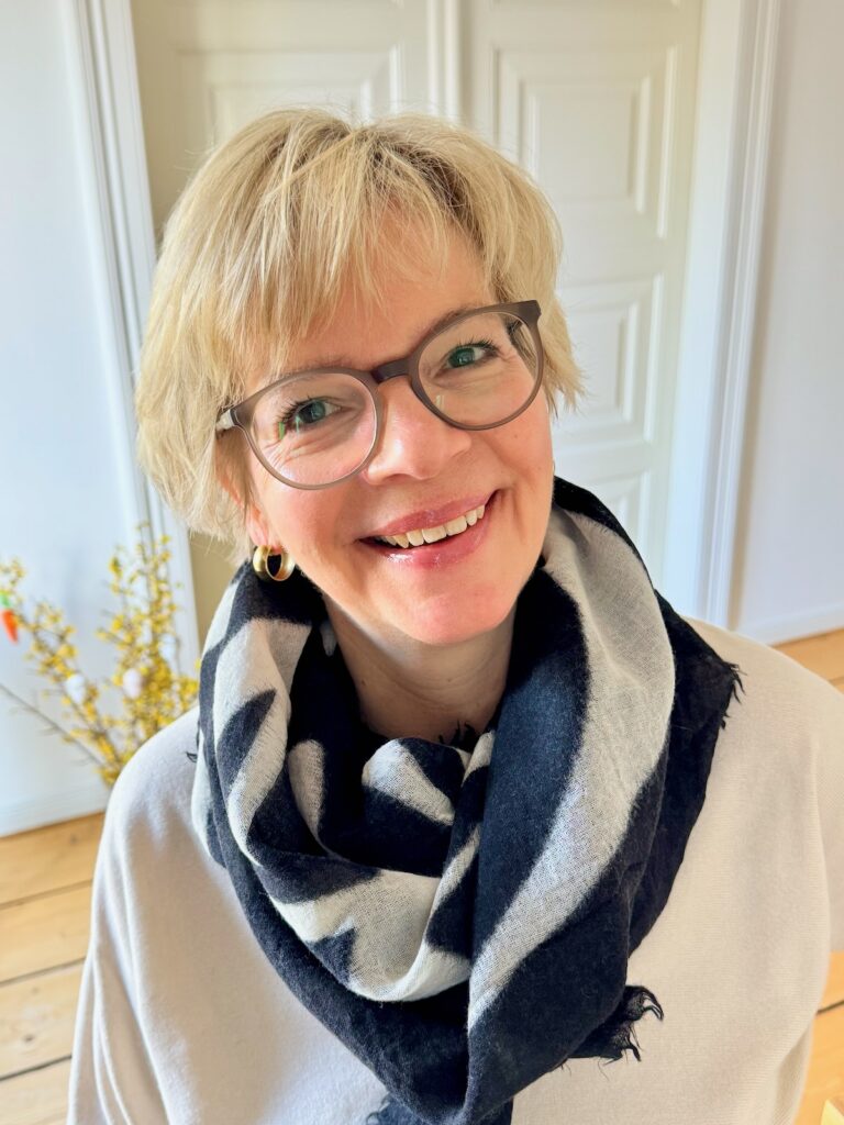 Outfitinspirationen-Übergang-lifewithaglow-schwarze Jeggings-Pulli in ecru-Schal schwarz ecru-Armbänder Pera Schmuckmanufaktur Outfitinspirationen-Übergang-lifewithaglow-schwarze Jeggings-Pulli in ecru-Schal schwarz ecru-Armbänder Pera Schmuckmanufaktur