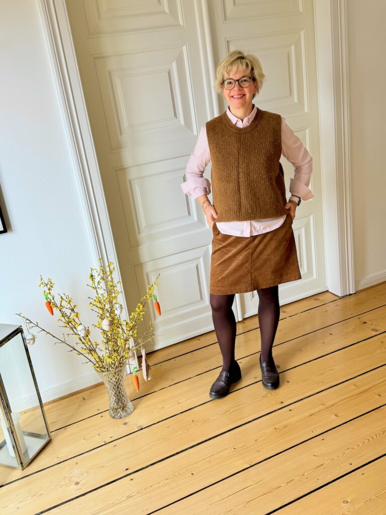 Outfitinspirationen-Übergang-lifewithaglow-Rock und Pullunder in Kupfer-Bluse rosé-Loafer braun Outfitinspirationen-Übergang-lifewithaglow-Rock und Pullunder in Kupfer-Bluse rosé-Loafer braun