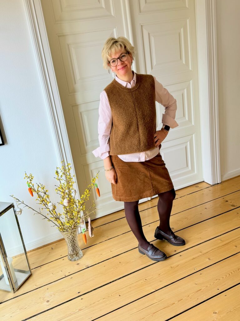 Outfitinspirationen-Übergang-lifewithaglow-Rock und Pullunder in Kupfer-Bluse rosé-Loafer braun Outfitinspirationen-Übergang-lifewithaglow-Rock und Pullunder in Kupfer-Bluse rosé-Loafer braun