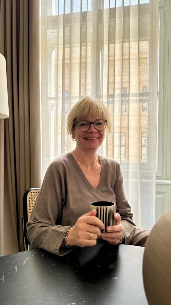 Outfitinspirationen 16/26-von brr bis hui-lifewithaglow-braune taupe weite Hose-taupe leichter Merinopulli-weiße Sneaker-Armbänder Pera Schmuckmanufaktur