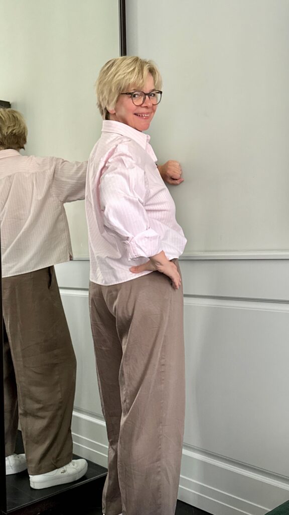 Outfitinspirationen 16/26-von brr bis hui-lifewithaglow-weite Hose in taube-Bluse rosé weiß gestreift-speaker Lacoste-Armbänder Pera Schmuckmanufaktur