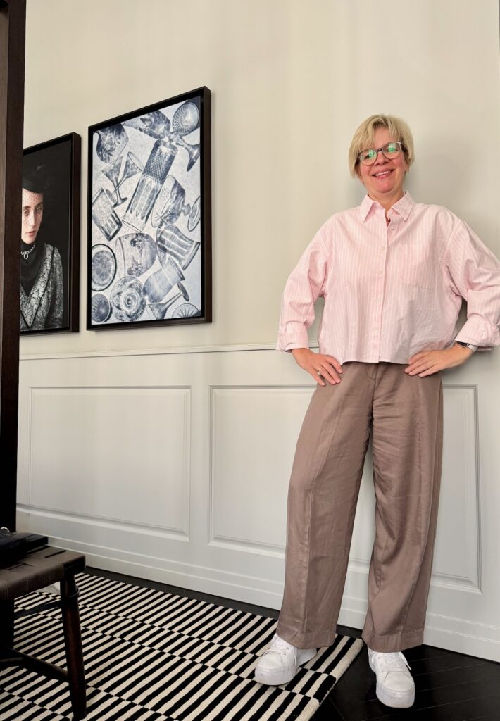 Outfitinspirationen 16/26-von brr bis hui-lifewithaglow-weite Hose in taube-Bluse rosé weiß gestreift-speaker Lacoste-Armbänder Pera Schmuckmanufaktur