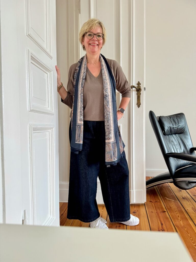 Outfitinspirationen 16/26-von brr bis hui-lifewithaglow-weite Jeans- Pulli aus leichter Merinowolle in taupe- Sneaker -Armbänder Pera Schmuckmanufaktur