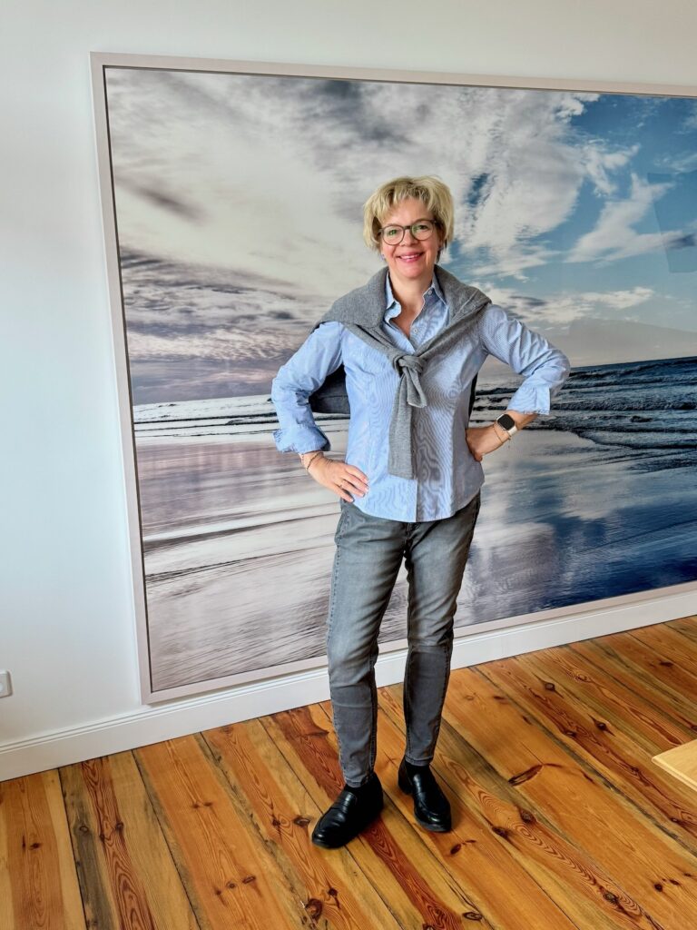 Outfitinspirationen 16/26-von brr bis hui-lifewithaglow-graue Mom Jeans- gestreifte Bluse blau weiß-grauer Pullover- dunkelblauer Trencoat-Armbänder Pera Schmuckmanufaktur