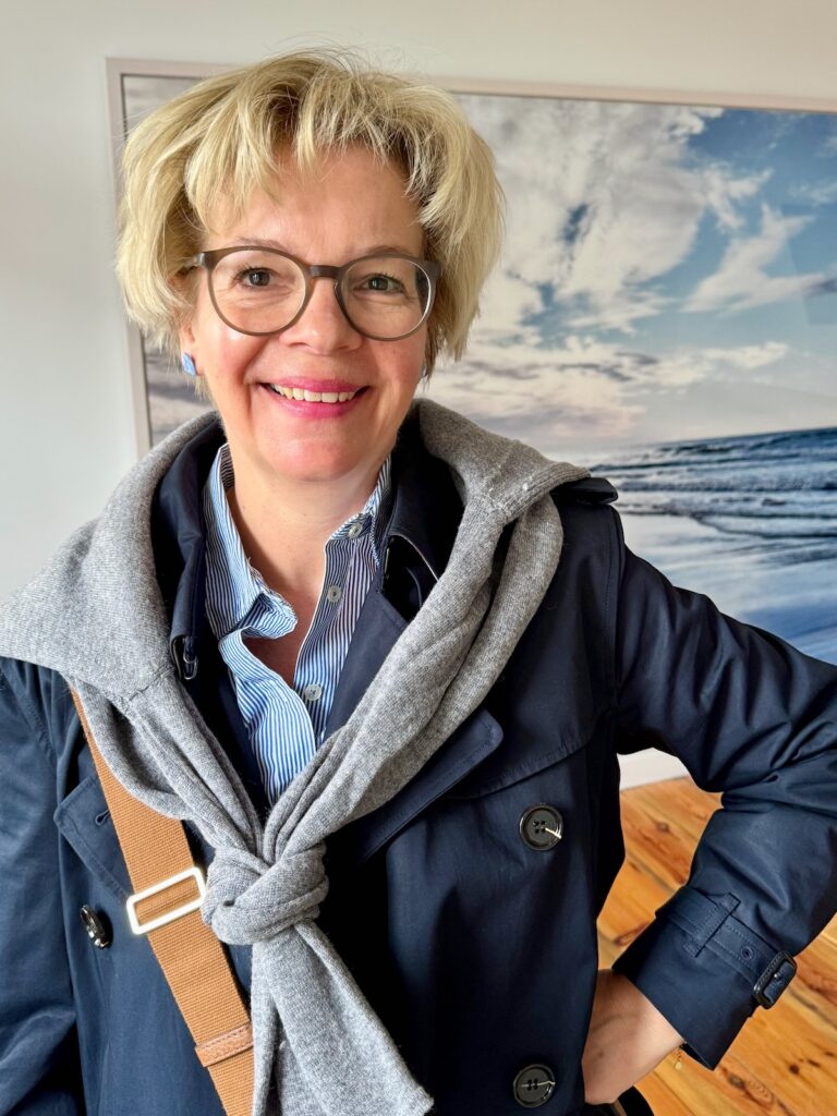 Outfitinspirationen 16/26-von brr bis hui-lifewithaglow-graue Mom Jeans- gestreifte Bluse blau weiß-grauer Pullover- dunkelblauer Trencoat-Armbänder Pera Schmuckmanufaktur