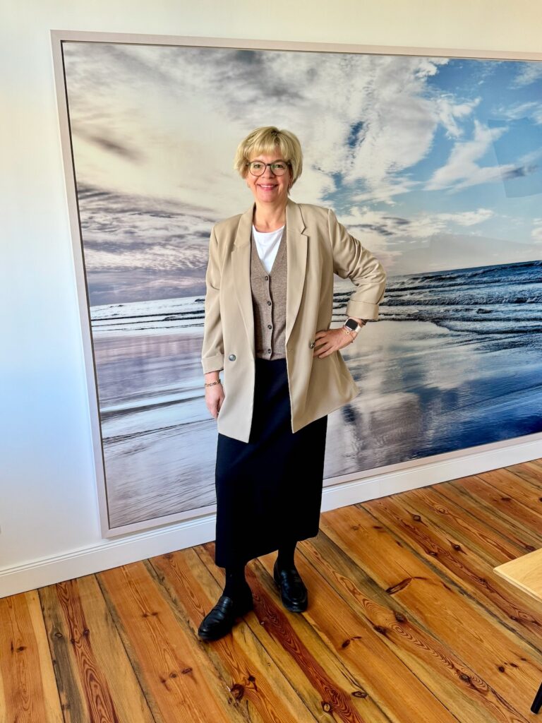 Outfitinspirationen 16/26-von brr bis hui-lifewithaglow-schwarzer Midirock aus festem Jersey-weißes Longsleeve-beiger oversized Blazer-taupe Strickjacke- schwarzer Blazer-Loafer