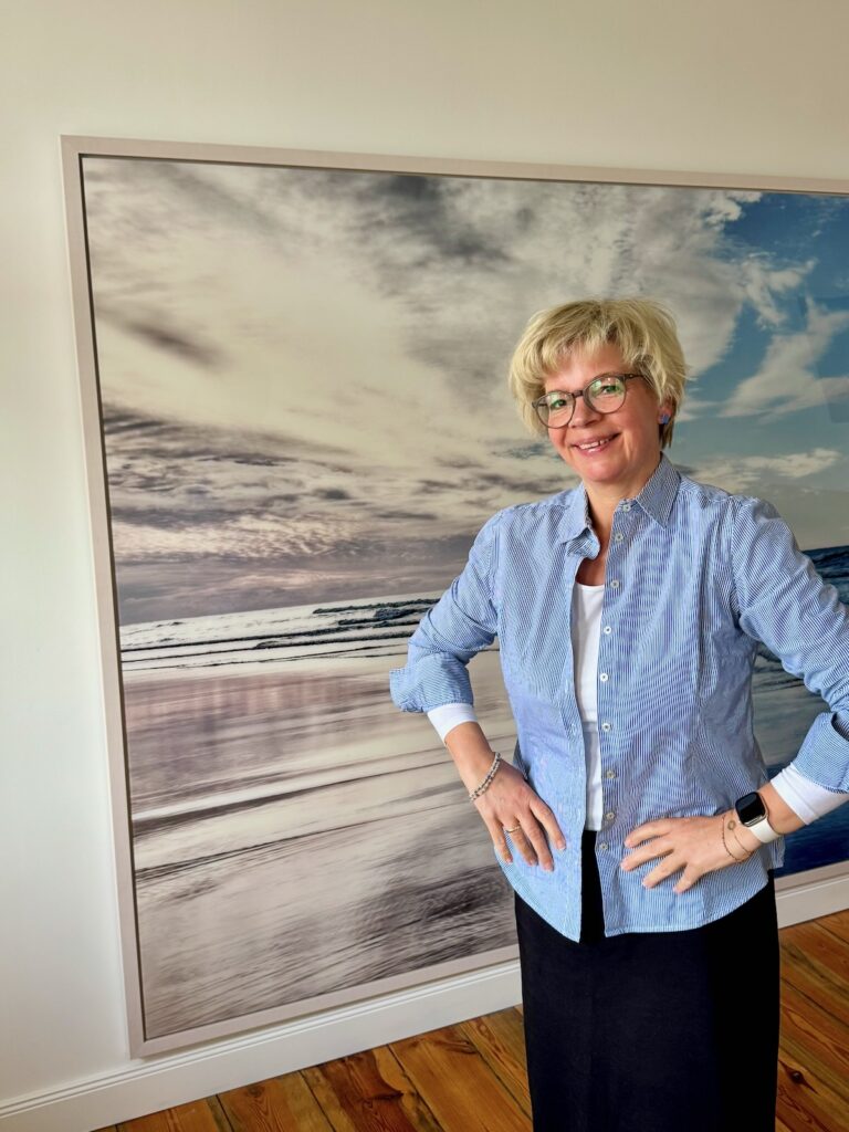 Outfitinspirationen 16/26-von brr bis hui-lifewithaglow-schwarzer Midirock aus festem Jersey-weißes Longsleeve-gestreifte Bluse in blau weiß-Jeansjacke-Sneaker