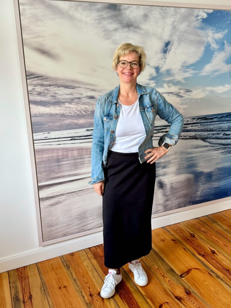 Outfitinspirationen 16/26-von brr bis hui-lifewithaglow-schwarzer Midirock aus festem Jersey-weißes Longsleeve-gestreifte Bluse in blau weiß-Jeansjacke-Sneaker