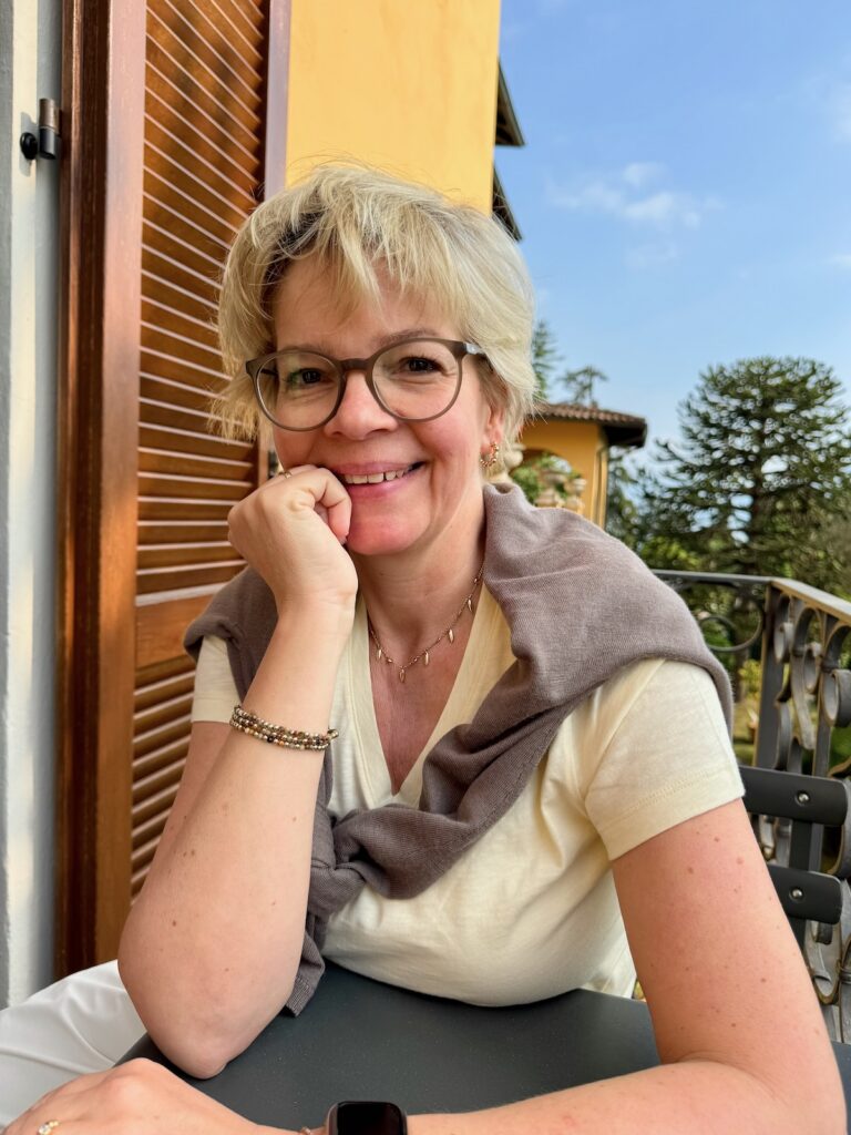 Outfitinspirationen-17.Wo 26-Übergangsoutfit-Transitional Garderobe-lifewithaglow-Hose offwhite mit Barrel leg-T-Shirt in creme-leichter Merinopullover taupe-Armbänder Pera Schmuckmanufaktur