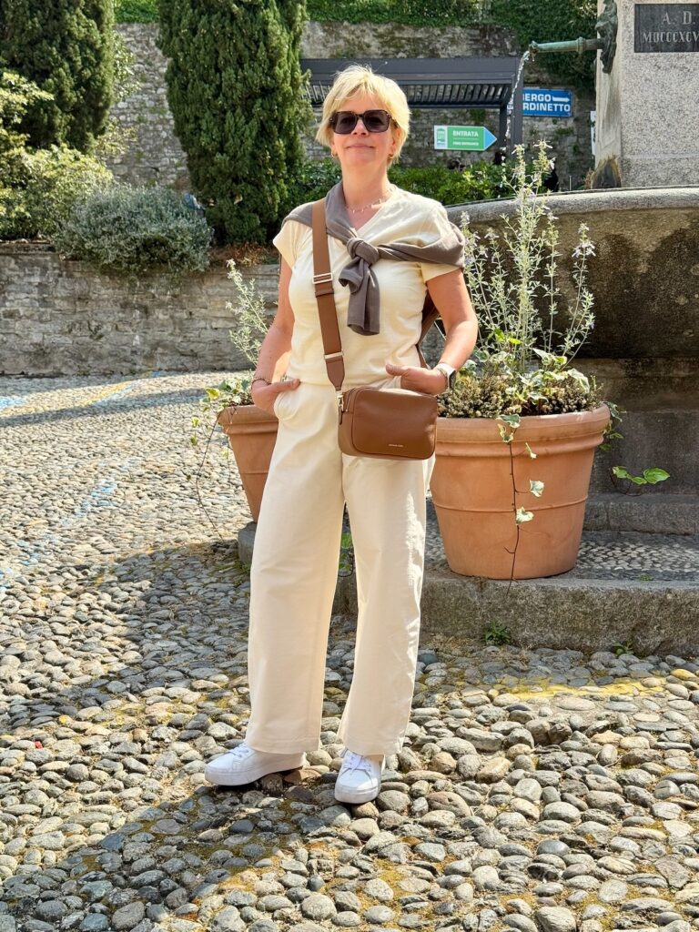 Outfitinspirationen-17.Wo 26-Übergangsoutfit-Transitional Garderobe-lifewithaglow-Hose offwhite mit Barrel leg-T-Shirt in creme-leichter Merinopullover taupe-Armbänder Pera Schmuckmanufaktur
