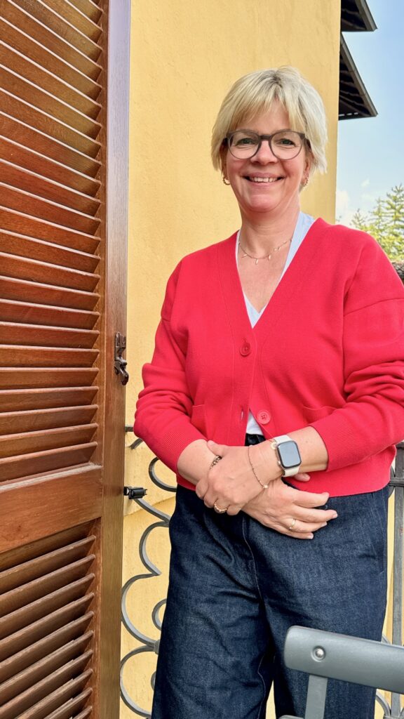 Outfitinspirationen-17.Wo 26-Übergangsoutfit-Transitional Garderobe-lifewithaglow-weite Jeans cropped-weißes T-Shirt mit V-Ausschnitt-rote Srtickjacke kurz