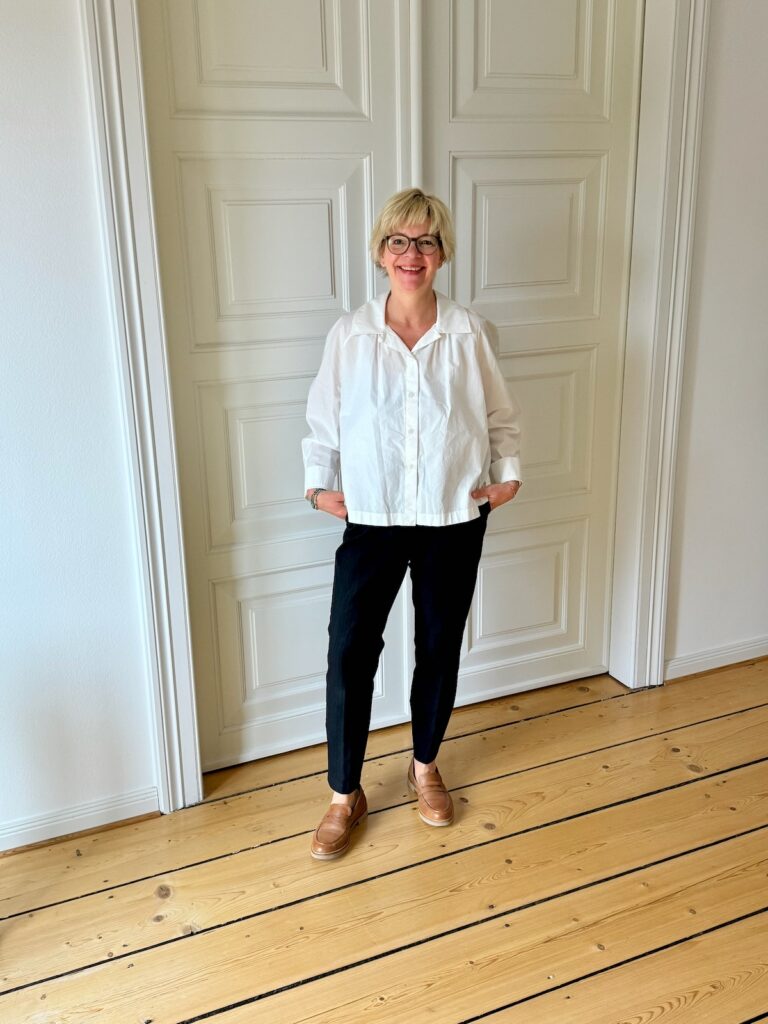 Outfitinspirationen-17.Wo 26-Übergangsoutfit-Transitional Garderobe-lifewithaglow-Slack Hose-Zigarettenhose mit Nadelstreifen-weiße Bluse mit weitem Kragen cropped-Loafer in cognac