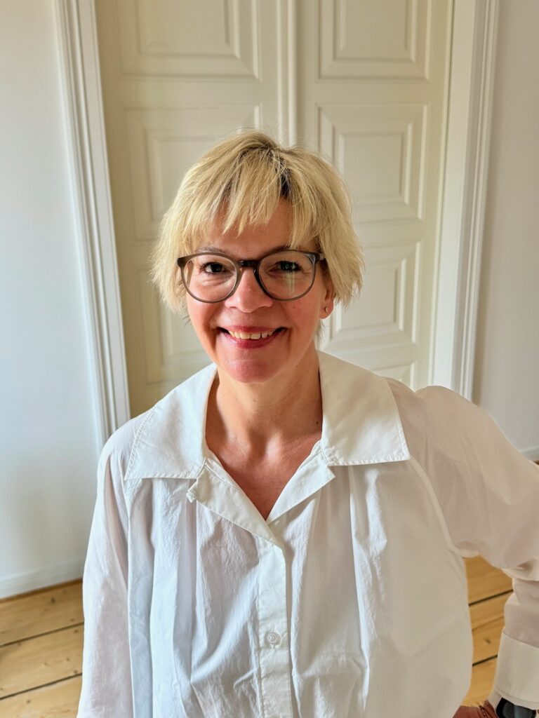 Outfitinspirationen-17.Wo 26-Übergangsoutfit-Transitional Garderobe-lifewithaglow-Slack Hose-Zigarettenhose mit Nadelstreifen-weiße Bluse mit weitem Kragen cropped-Loafer in cognac