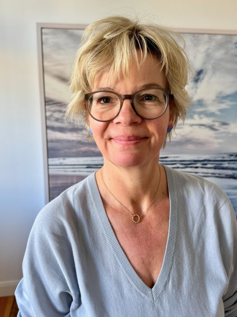 Outfitinspirationen-17.Wo 26-Übergangsoutfit-Transitional Garderobe-lifewithaglow-Slack Hose-Zigarettenhose mit Nadelstreifen-leichter Merinopullover in taubenblau-Loafer-Armbänder Pera Schmuckmanufaktur